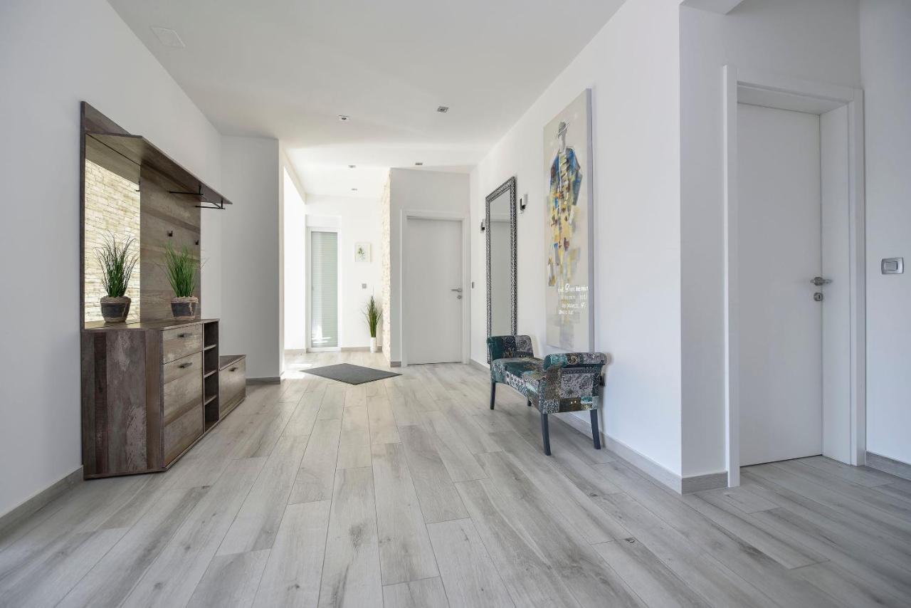 Moderner Bungalow Mit Meerblick ルン エクステリア 写真