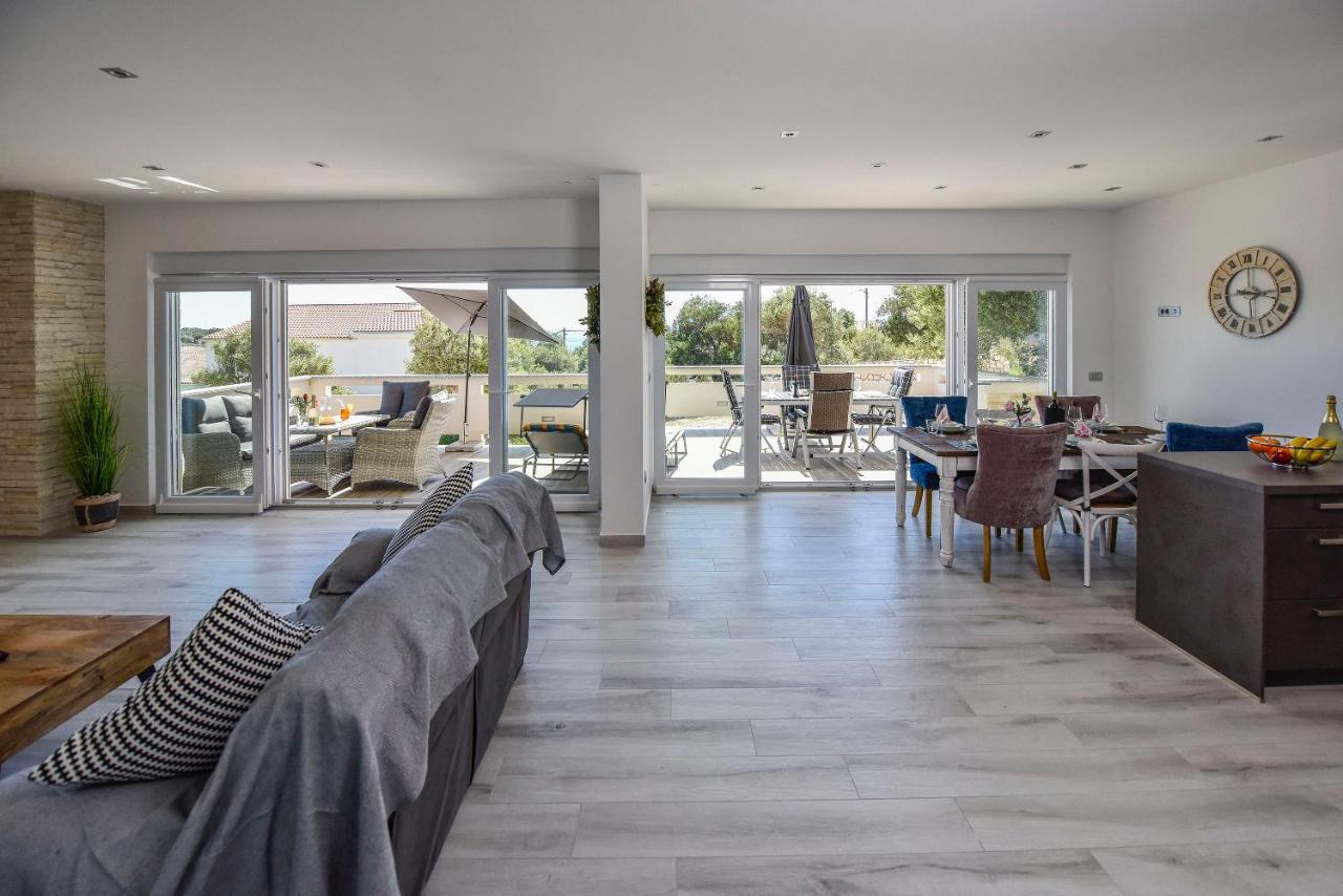 Moderner Bungalow Mit Meerblick ルン エクステリア 写真